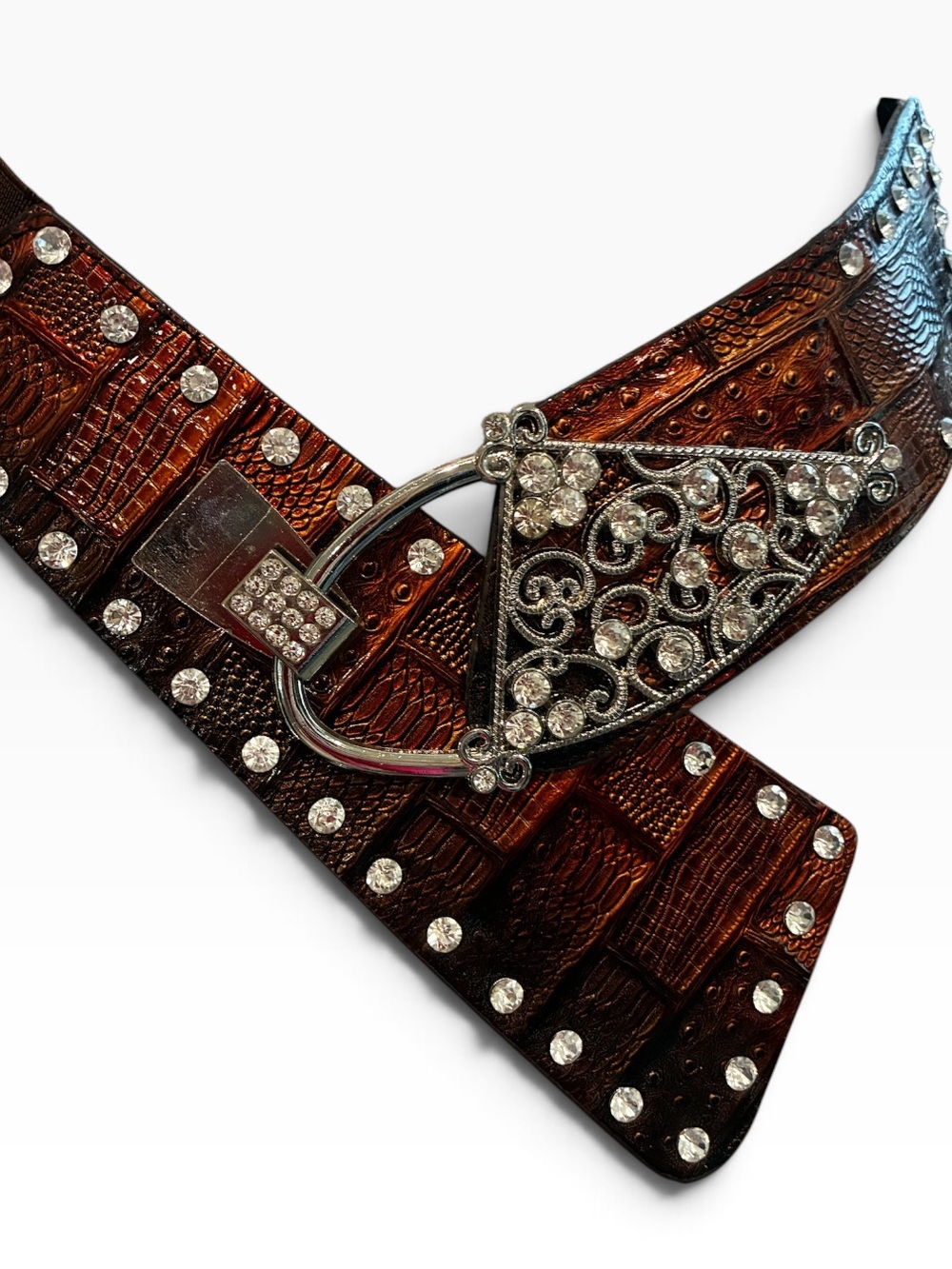 Rhinestone Bling Western-Inspired Statement Belt – Brown Embossed Faux Leather.